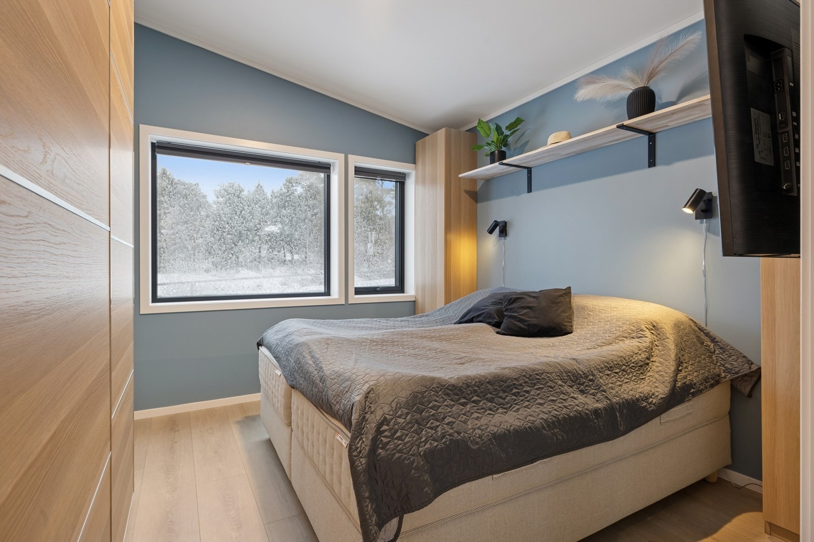 Romslig soverom med god plass til dobbeltseng. Malt i en dus og tidsriktig farge som gir rommet en god atmosfære. Galleribilde