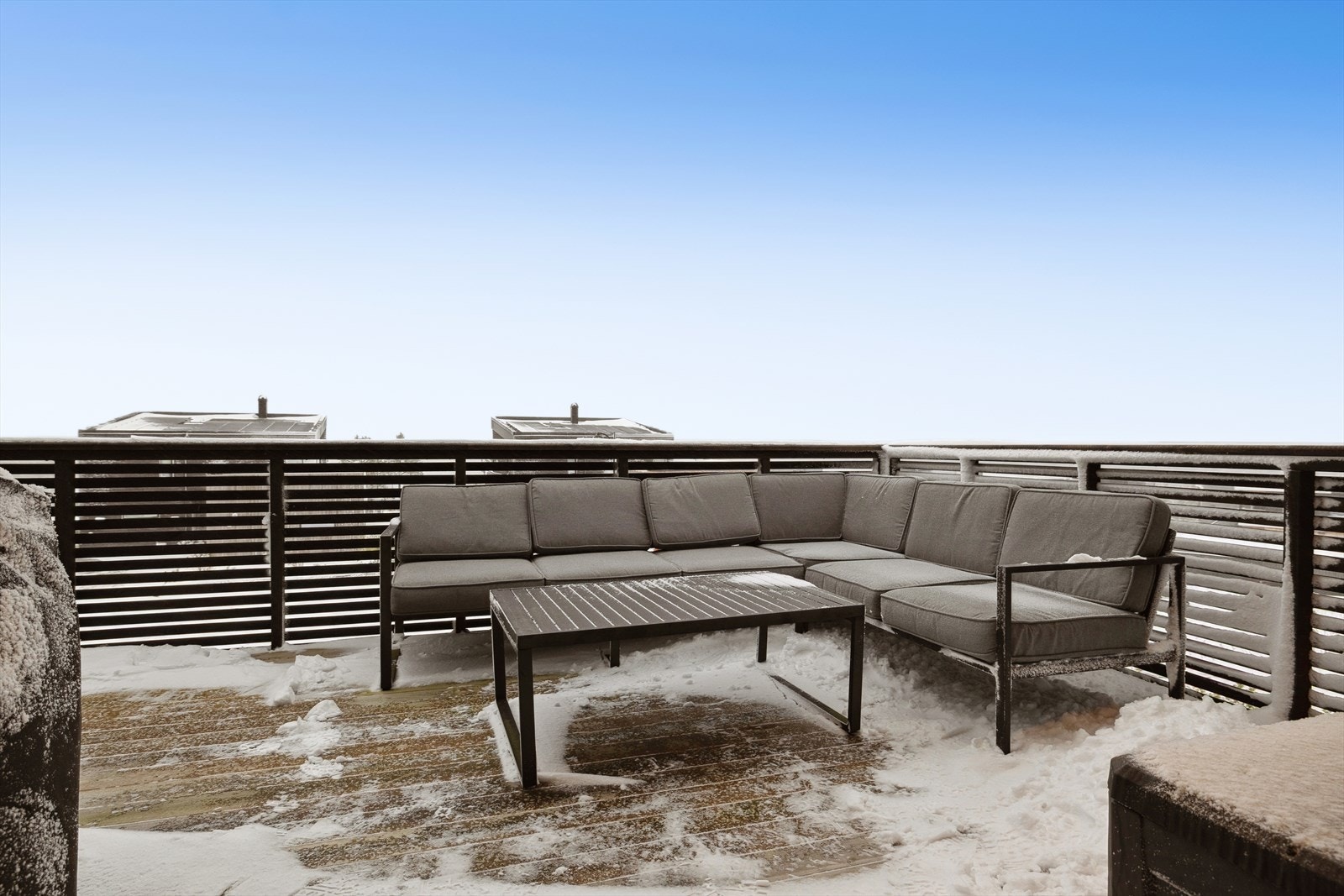 Herlig og solrik balkong med god plass til ønsket utvendig møblement. Galleribilde