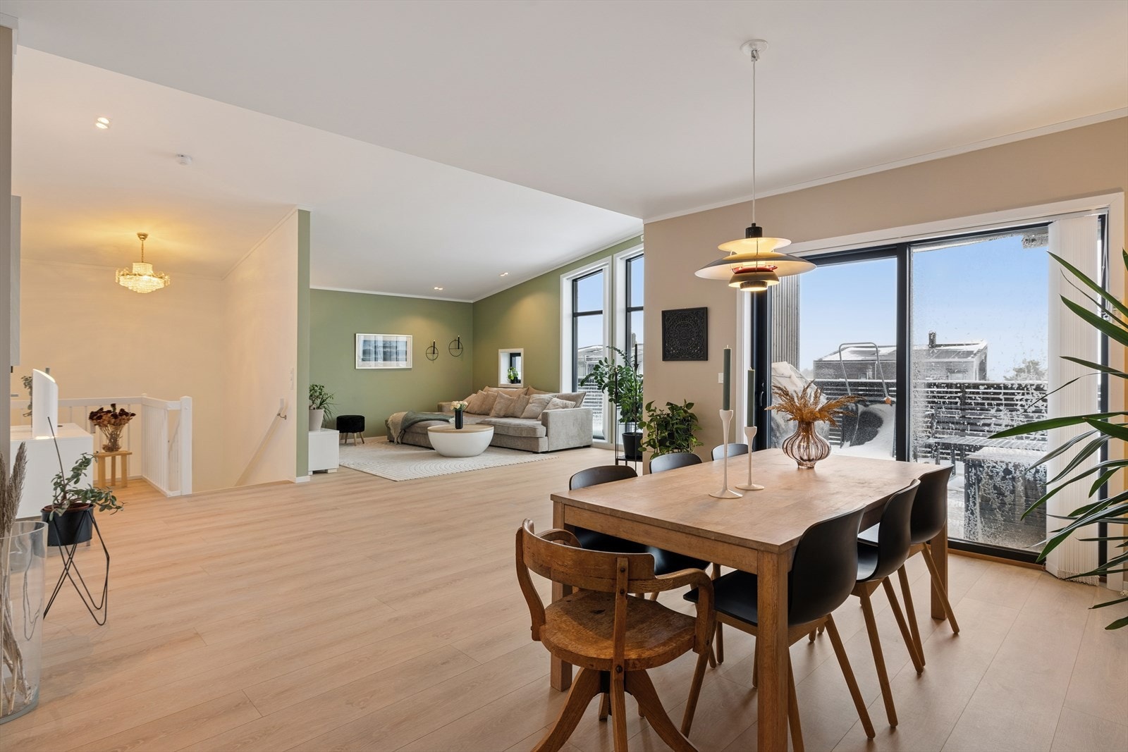 Her er plass til både sofagruppe og spisegruppe som du kan dekke på og invitere inn til sosiale sammenkomster og hyggelige måltider. Galleribilde