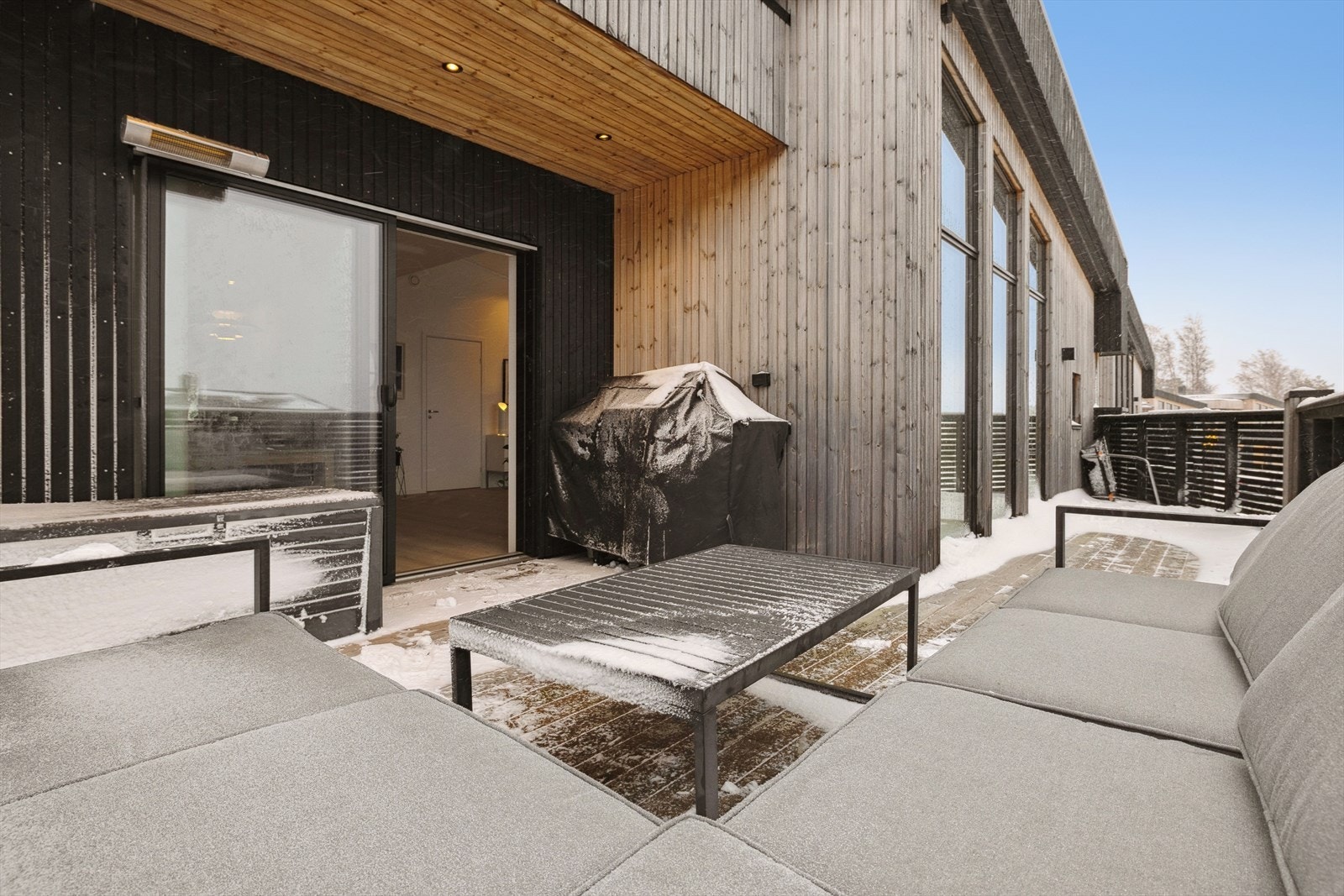 Fra stuen med utgang til meget romslig balkong til stor glede på gode og varme sommerdager. Galleribilde