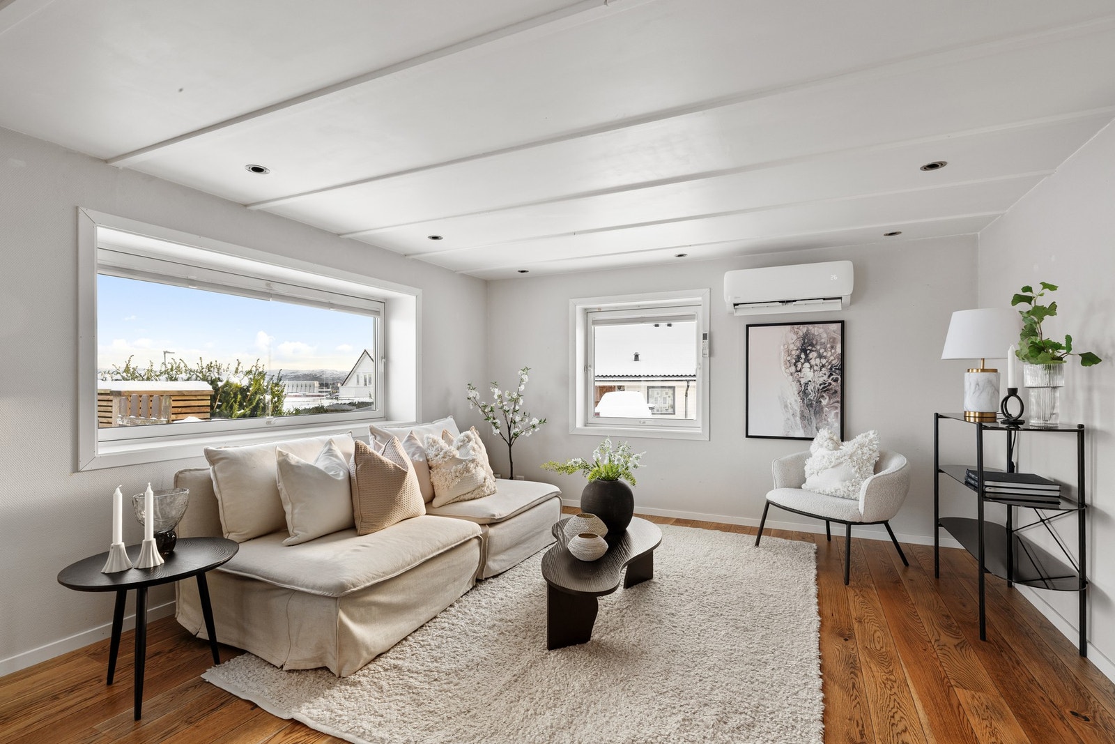 I 1. etasje har boligen to pene, tilstøtende stuer i direkte tilknytning, noe som gir ekstra fleksibilitet og god møbleringsfrihet Galleribilde