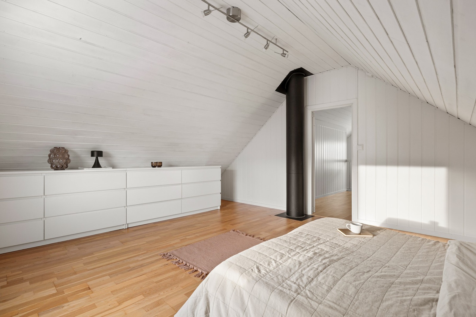 På hovedsoverommet oppe er det plass til dobbeltseng og annet møblement Galleribilde