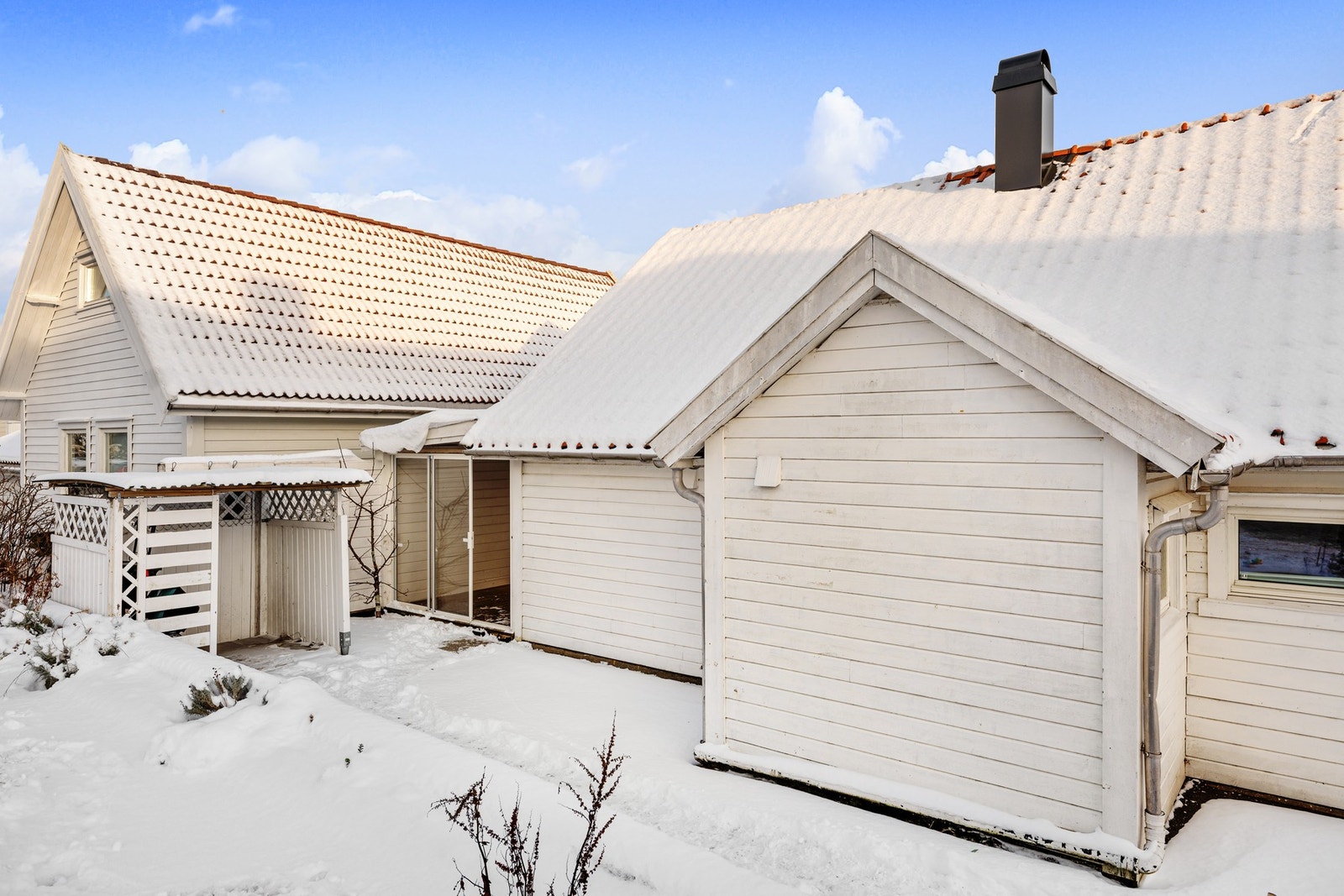 Boligen ligger i en stille og rolig omgivelser med gangavstand til skoler, barnehager og fritidsaktivitete Galleribilde