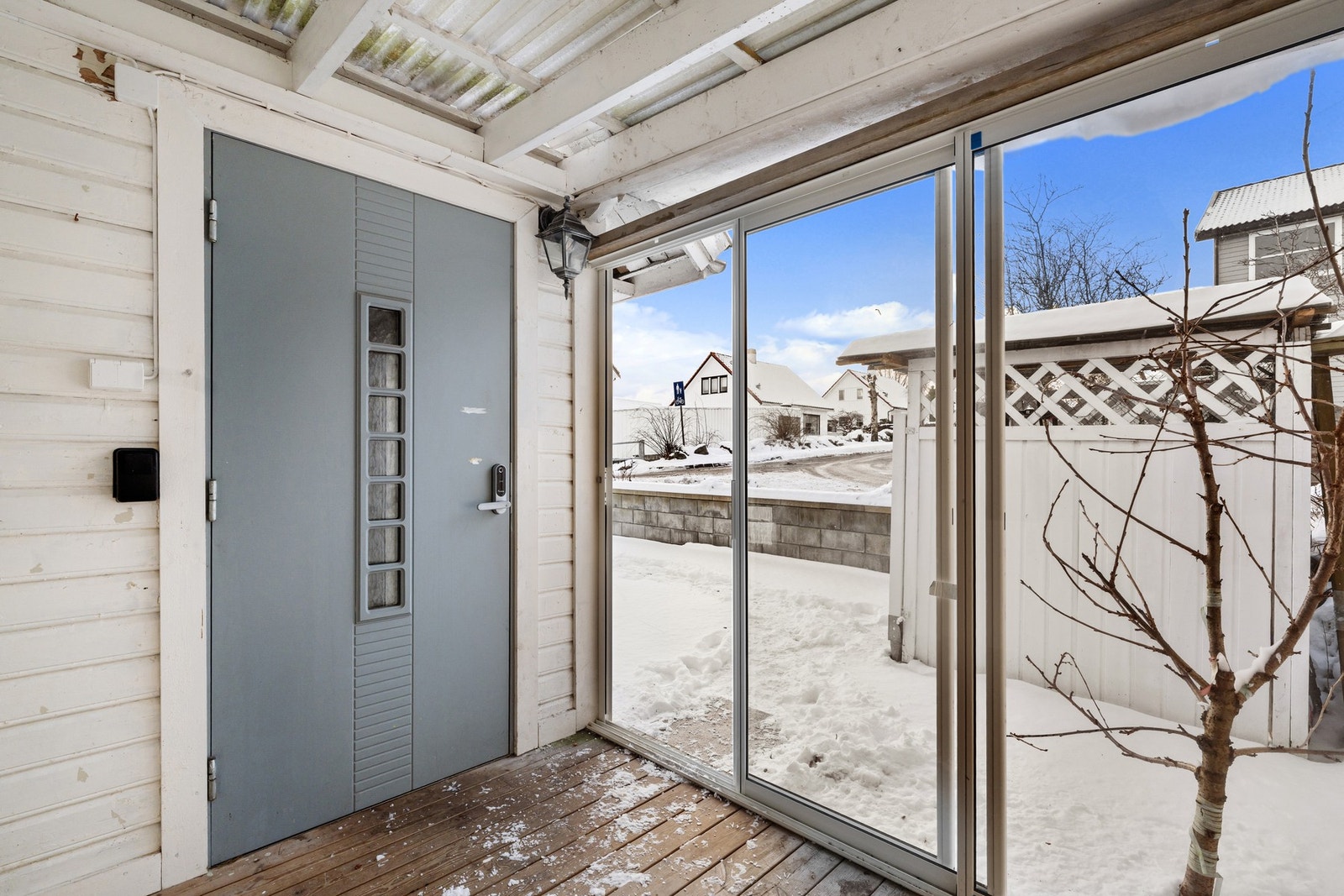 Bod og innglasset platting er oppført uten at det foreligger søknad eller godkjenning fra kommunen. Galleribilde