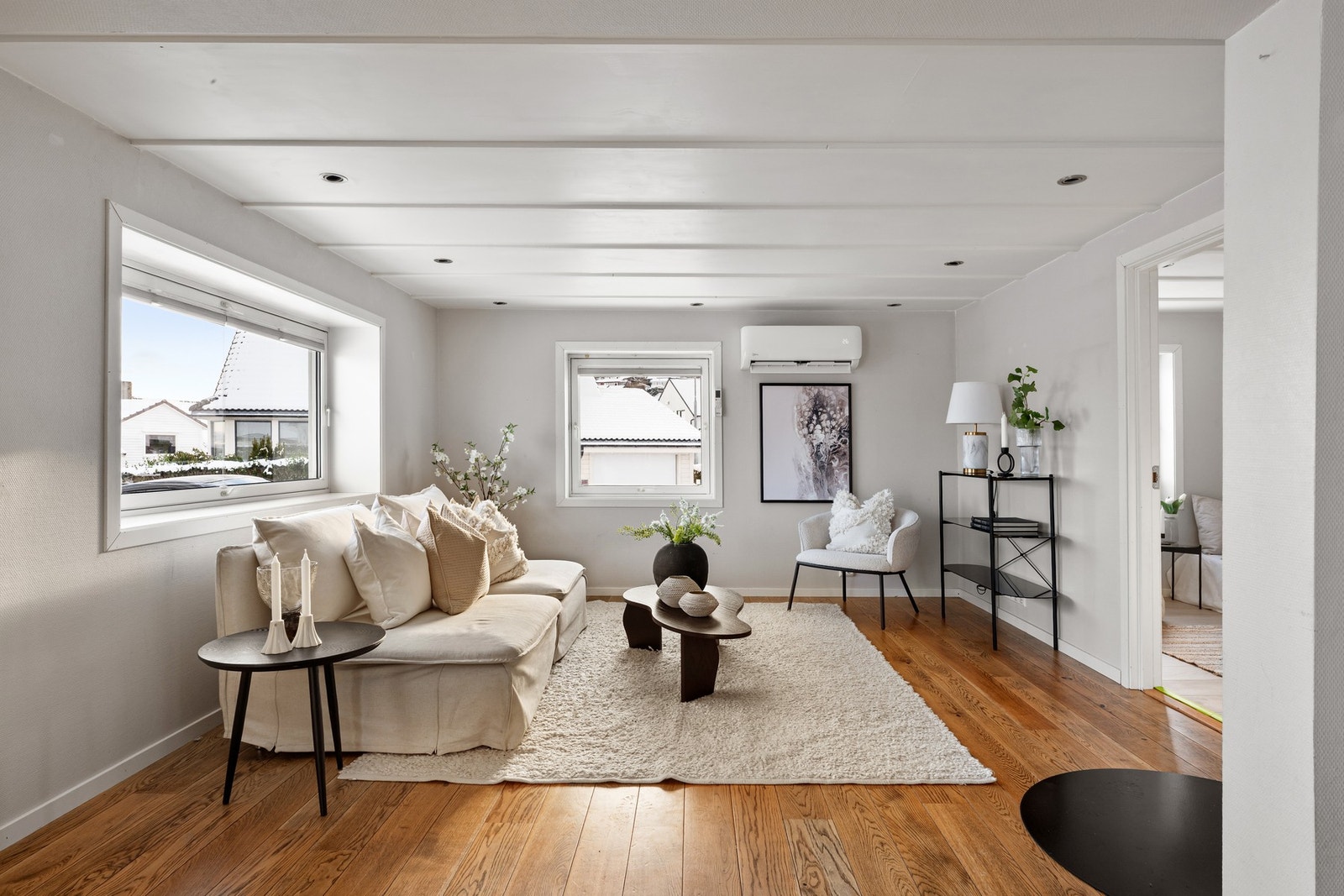 Rommene får lys fra to sider, og dagslyset suppleres ypperlig av downlights i taket Galleribilde