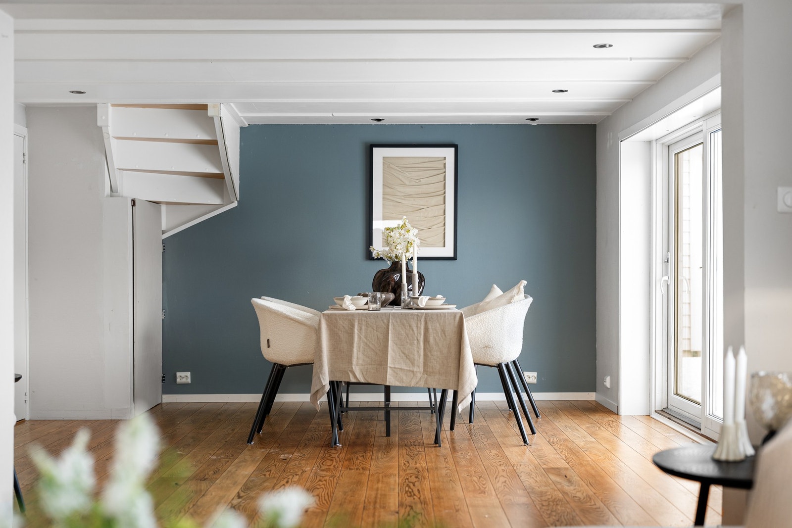 En mørkeblå kontrastvegg gir ekstra liv til rommet, og stuen har en stor skyvedør til den herlige terrassen Galleribilde