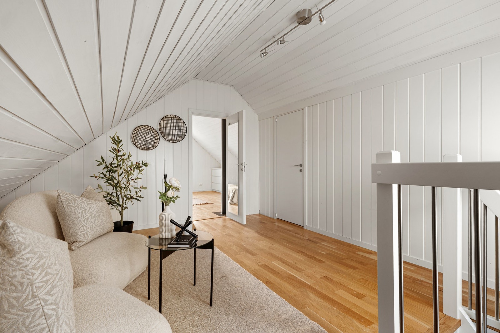 Tilknyttet rommet har boligen en hendig bod, og stuen er perfekt hvis man ønsker å trekke seg tilbake for litt egentid med en god bok eller film Galleribilde