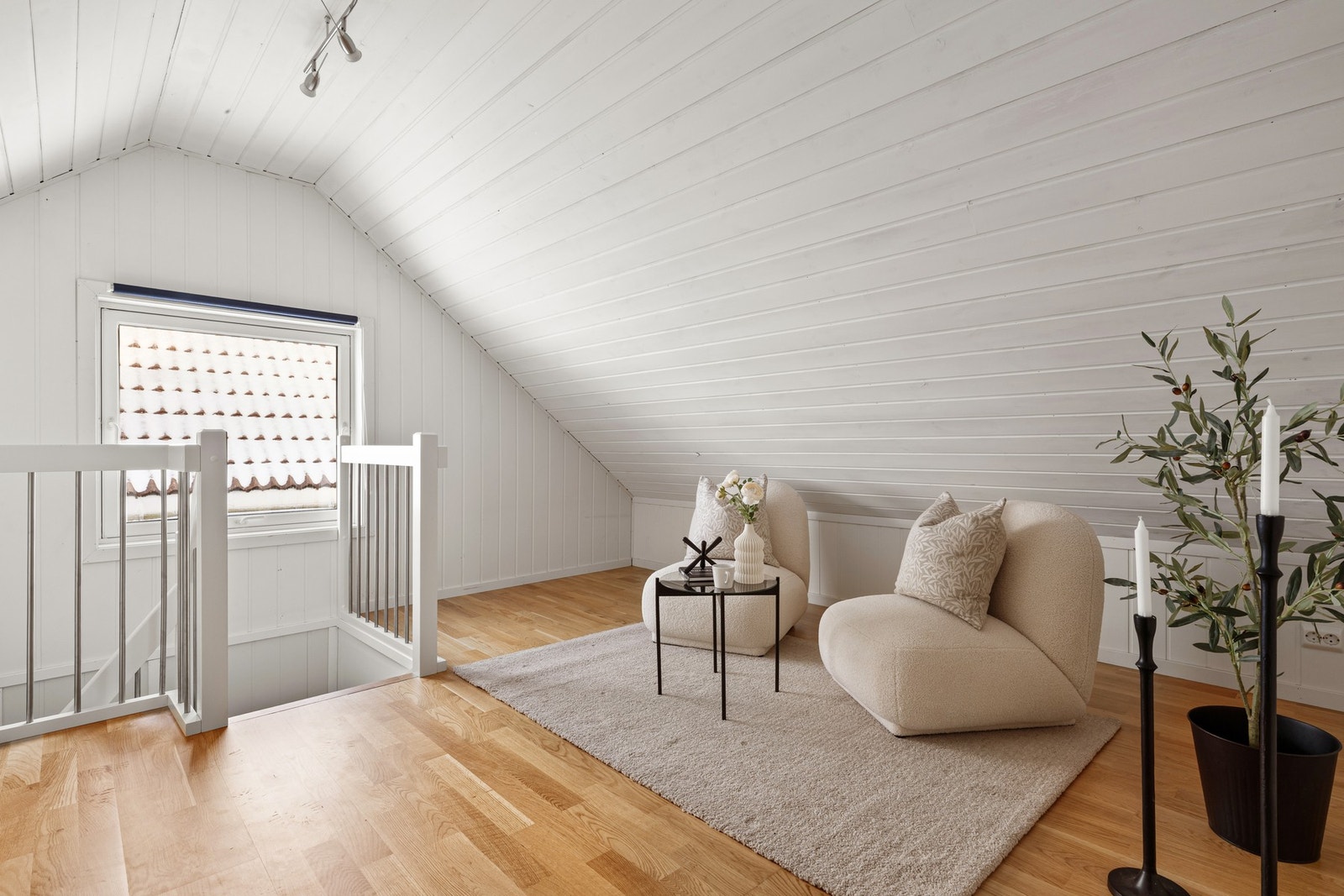 Øverst finner man en koselig loftstue, et ekstra oppholdsrom til lek, vennebesøk og avslapning Galleribilde