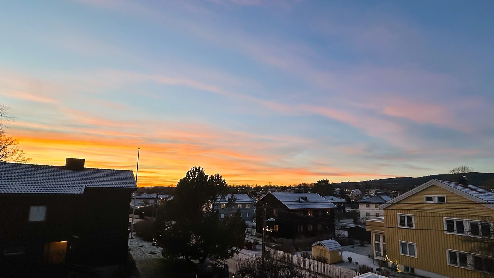 Utsikt til Holmenkollen og nydelig fargepalett i solnedgangen Galleribilde