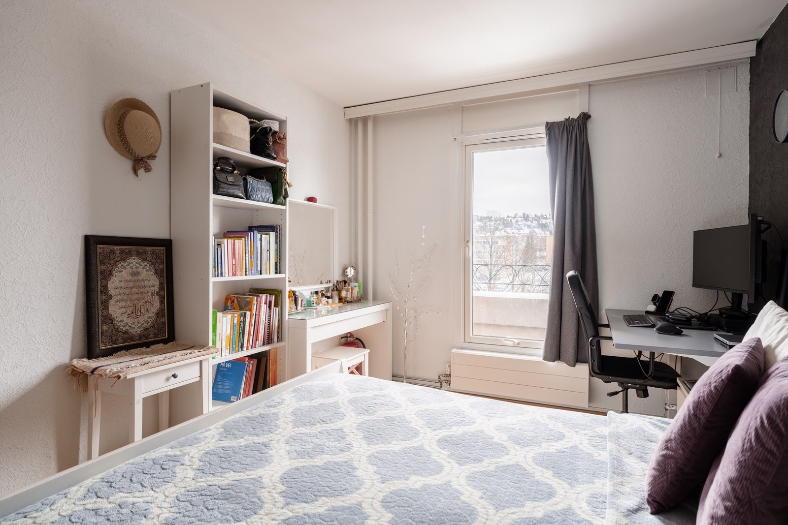 God romfølelse på hovedsoverommet med godt innslipp av naturlig lys. Galleribilde