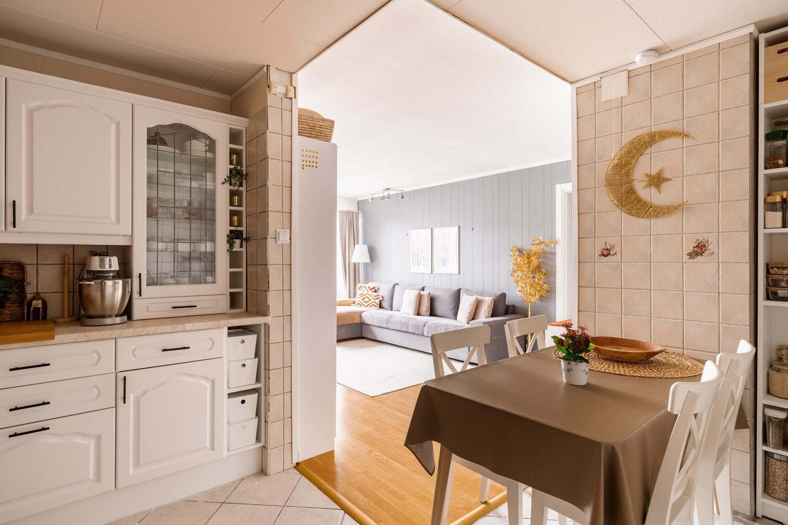 Hyggelig spiseplass i forbindelse med kjøkkenet. Galleribilde