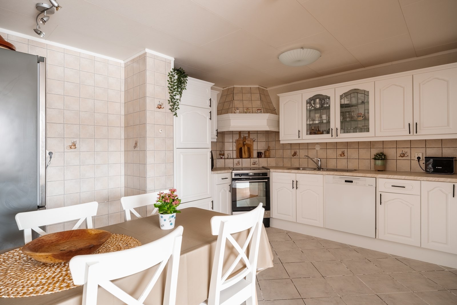 Lekkert kjøkken med lekre farge- og materialvalg. Galleribilde