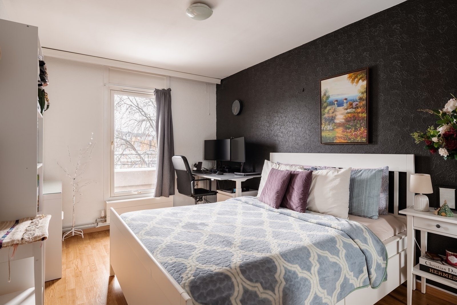 Svært romslig hovedsoverom med god plass til dobbeltseng, nattbord og garderobeløsning. Galleribilde