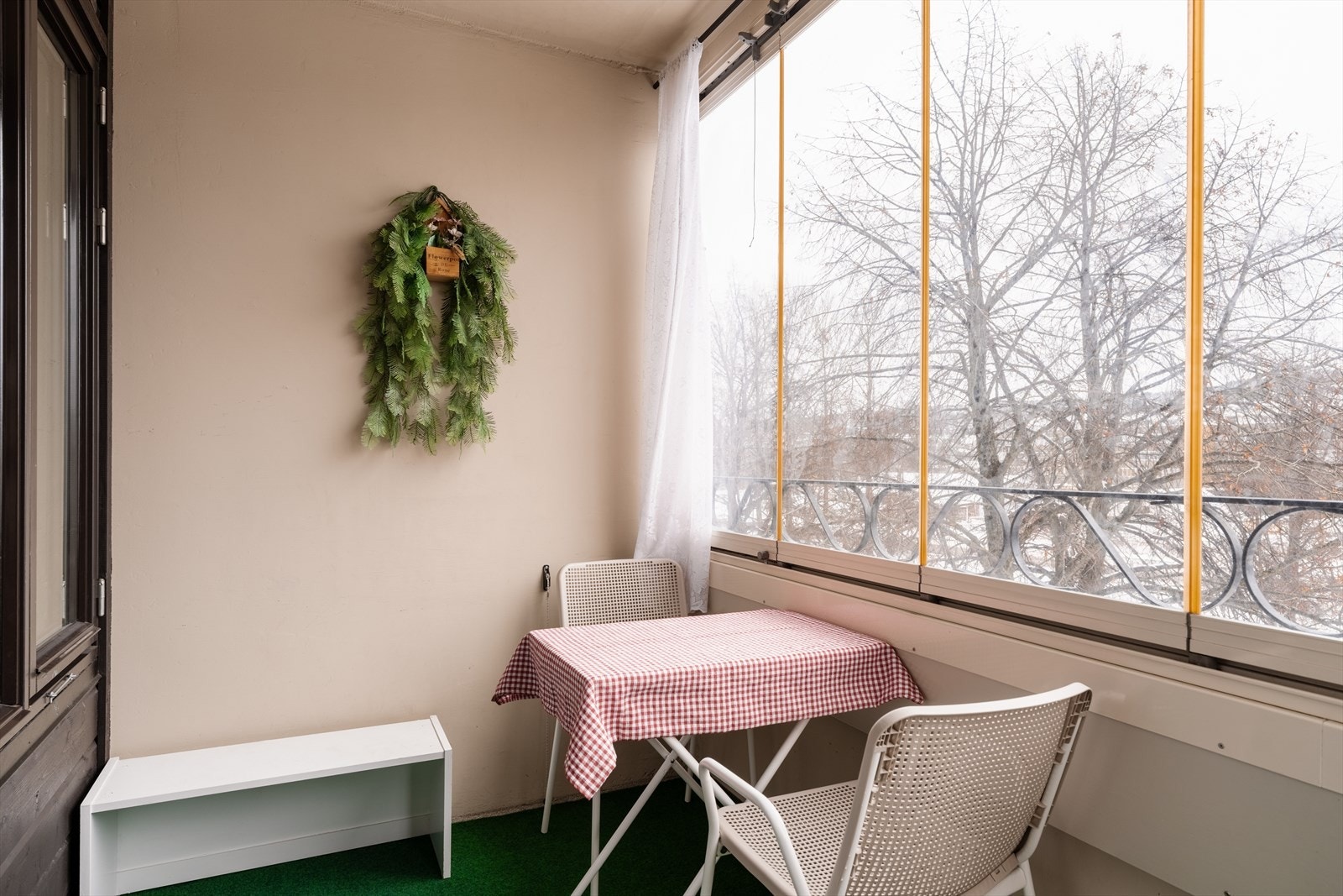 Romslig og praktisk innglasset vinterhage. Galleribilde