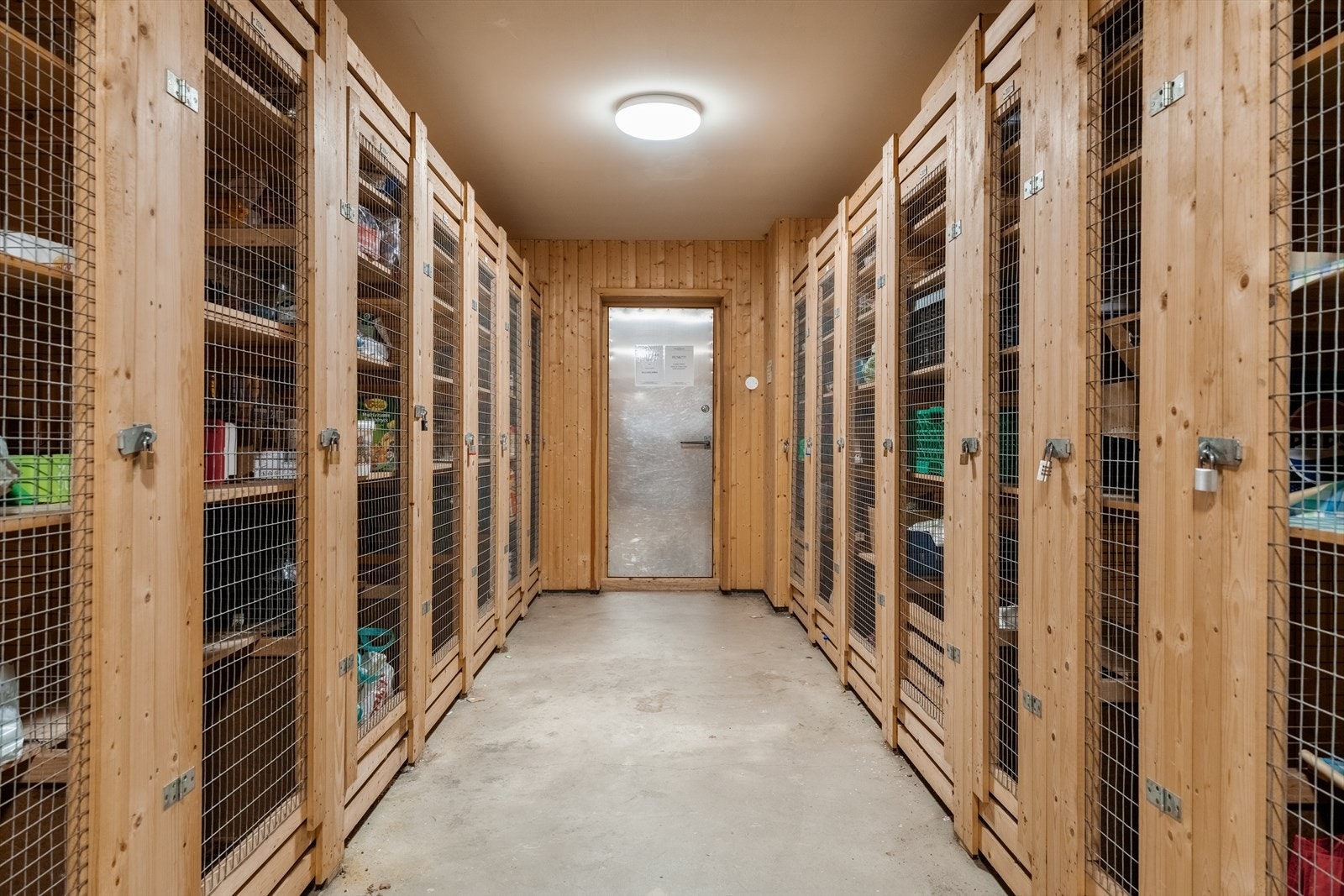 Hver andel disponerer eget rom i borettslagets kjølerom. Galleribilde