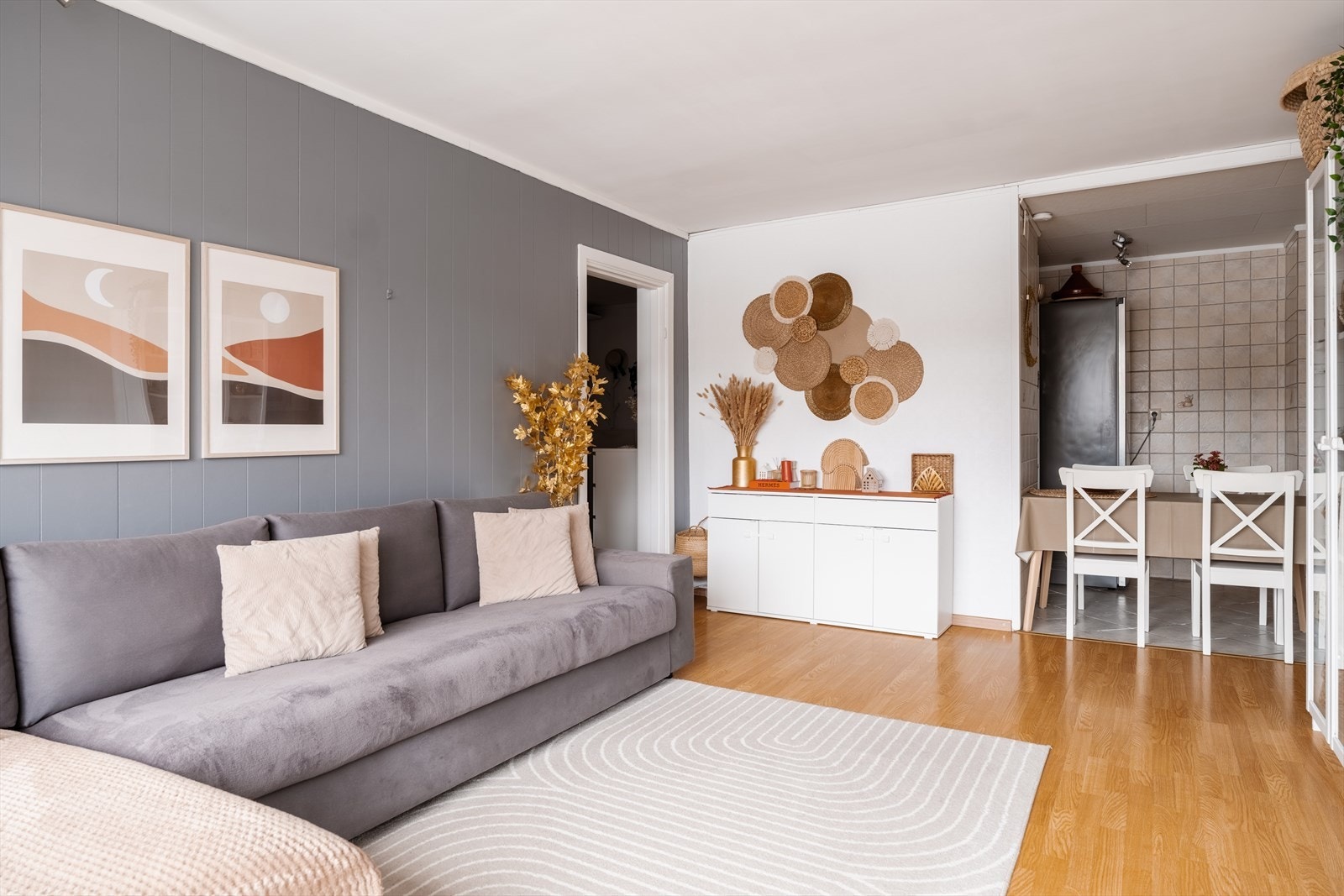 Stuen er boligens samlingspunkt og oppleves som åpen og luftig. Galleribilde