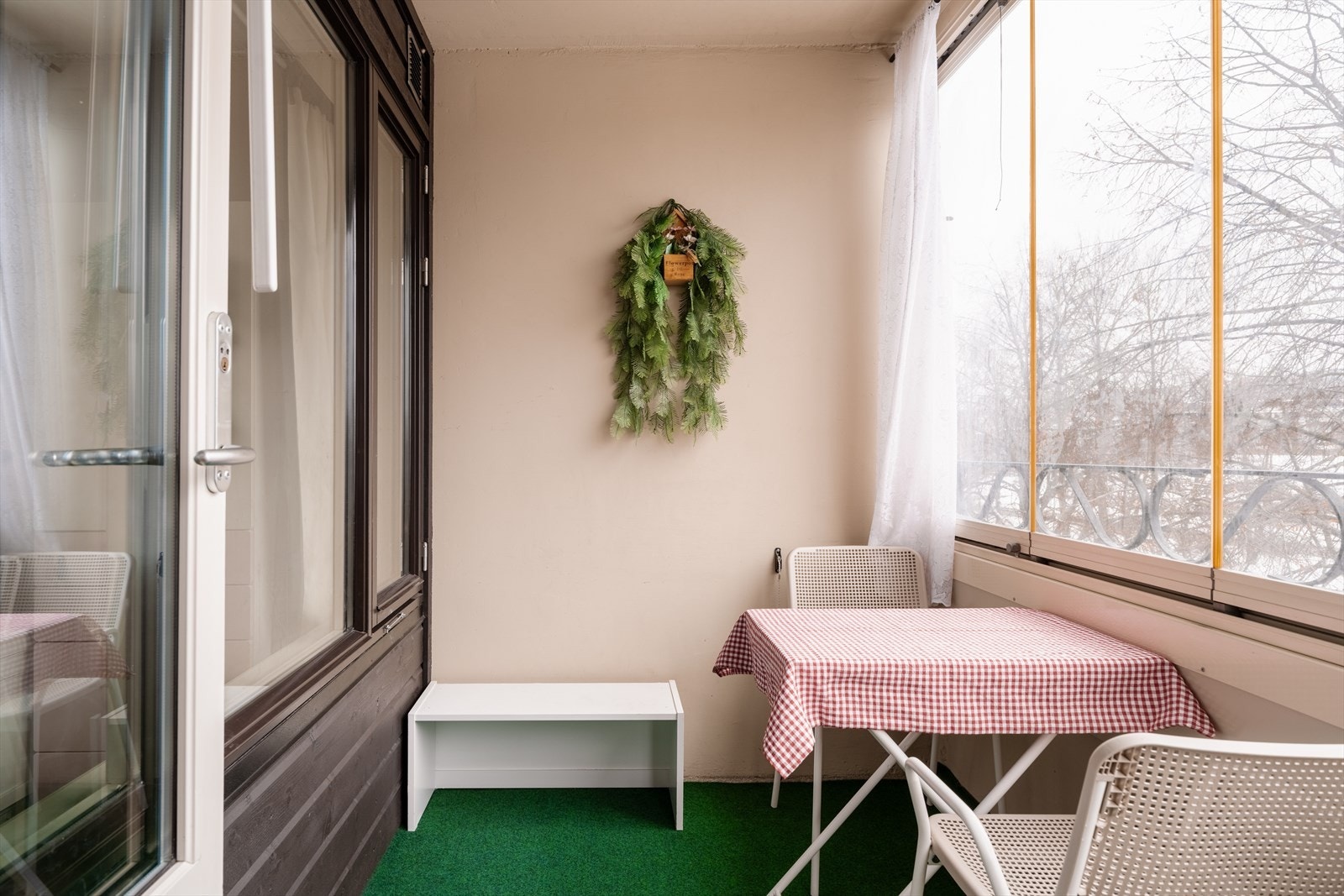 Romslig og praktisk innglasset vinterhage. Galleribilde