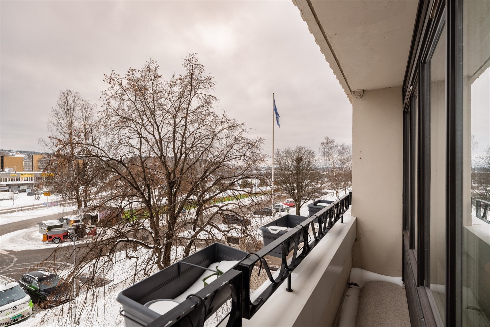 Balkongen vender sørøst - og byr på gode solforhold om morgen/formiddag i sommerhalvåret. Galleribilde