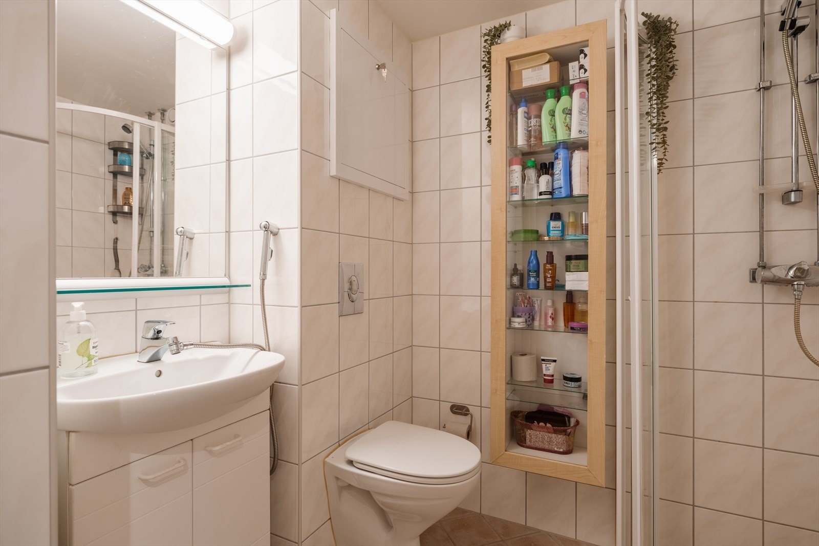 Tidløs baderomsinnredning med rikelig av skapplass. Galleribilde