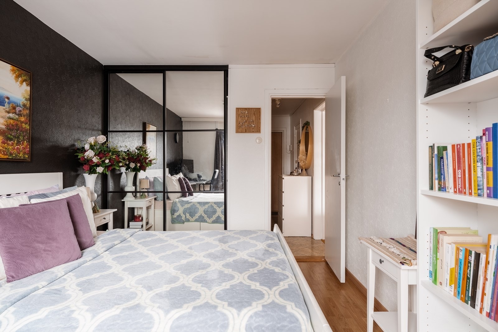 Det er også en plassbygget garderobeløsning på hovedsoverommet med skyvedører. Galleribilde