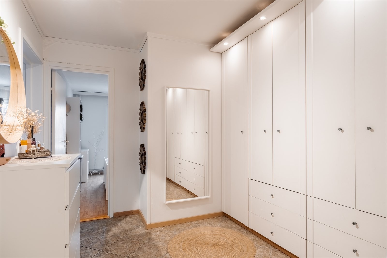 Fra entréen er det direkte adkomst til stuen og boligens hovedsoverom. Galleribilde