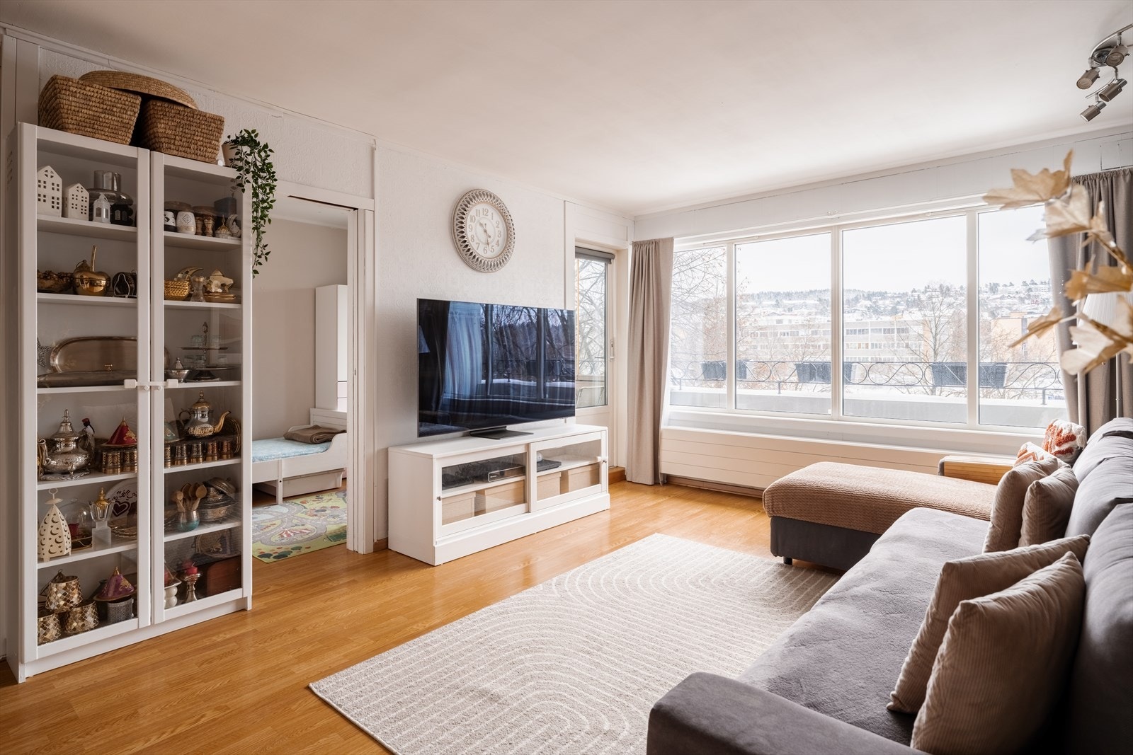 Boligen ligger luftig og skjermet i byggets andre etasje uten direkte innsyn. Galleribilde