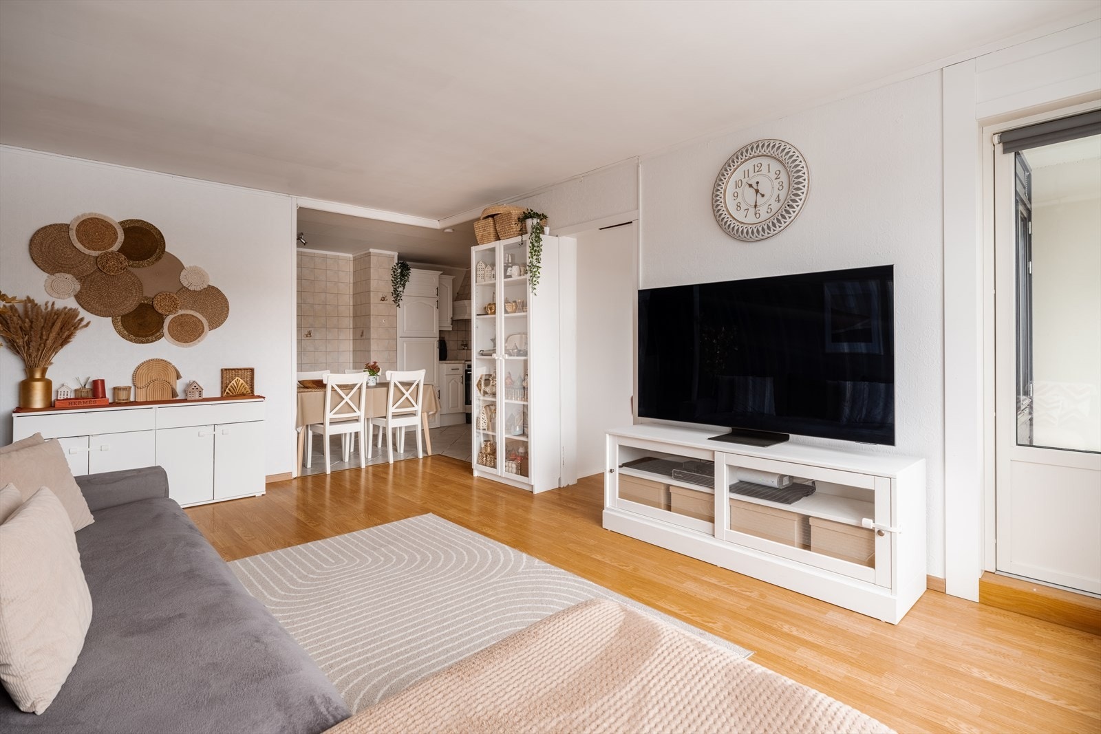 I en praktisk planløsning ligger stuen i enkel tilknytning til kjøkken, soverom og balkong. Galleribilde