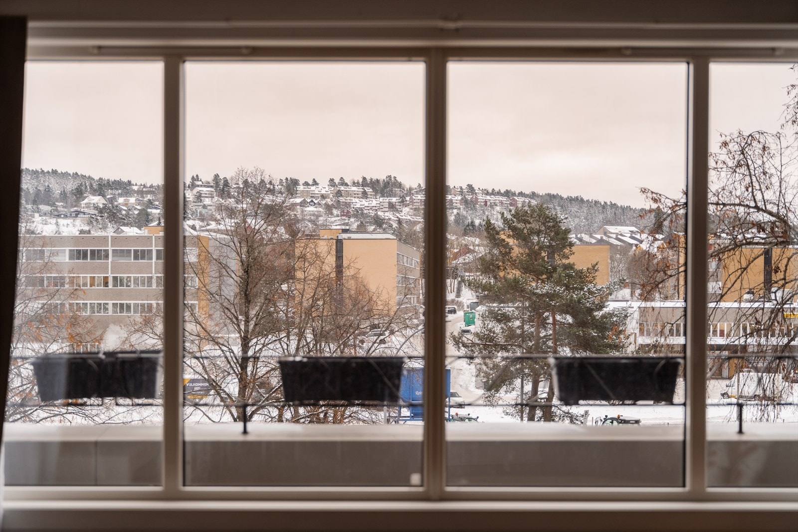 Godt lysinnslipp fra store vindusflater i stuen. Galleribilde