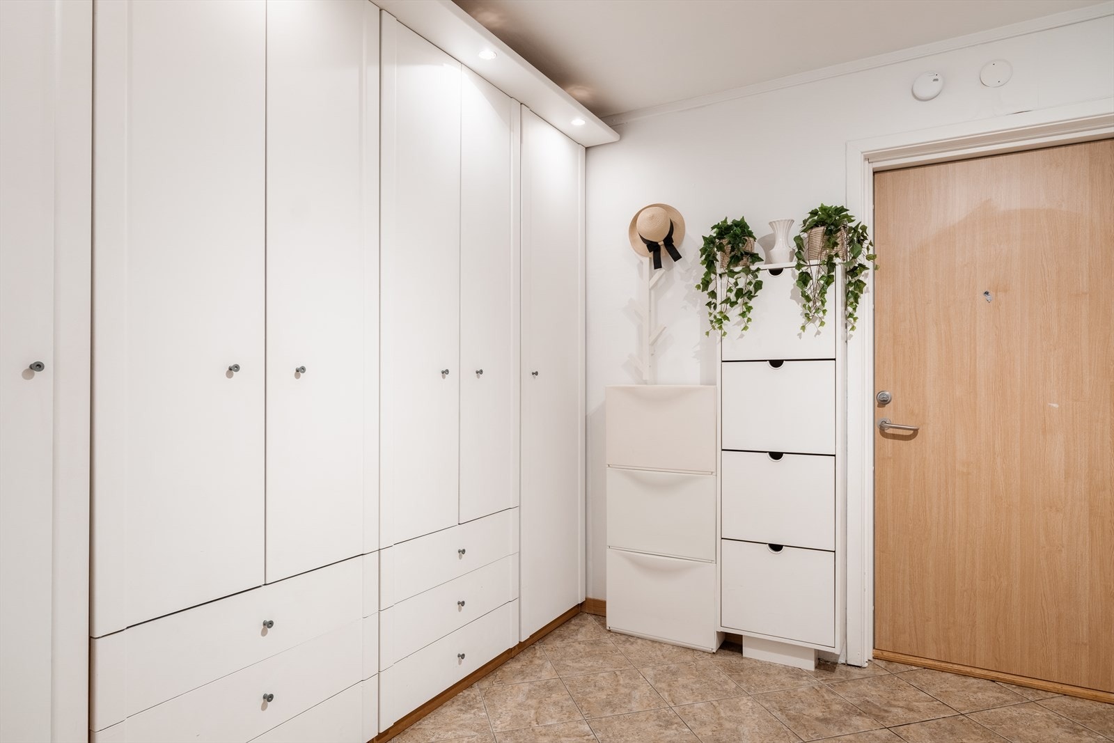 Det er rikelig med skapplass i den praktiske garderobeløsningen. Galleribilde