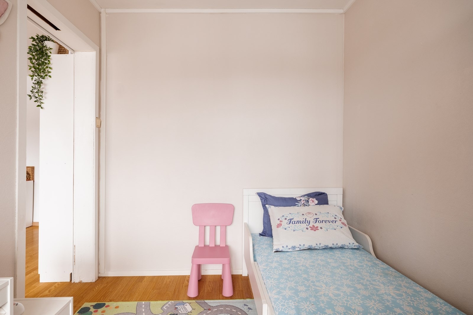 Soverom 2 benyttes i dag som barnerom og ligger i tilknytning til stuen. Galleribilde