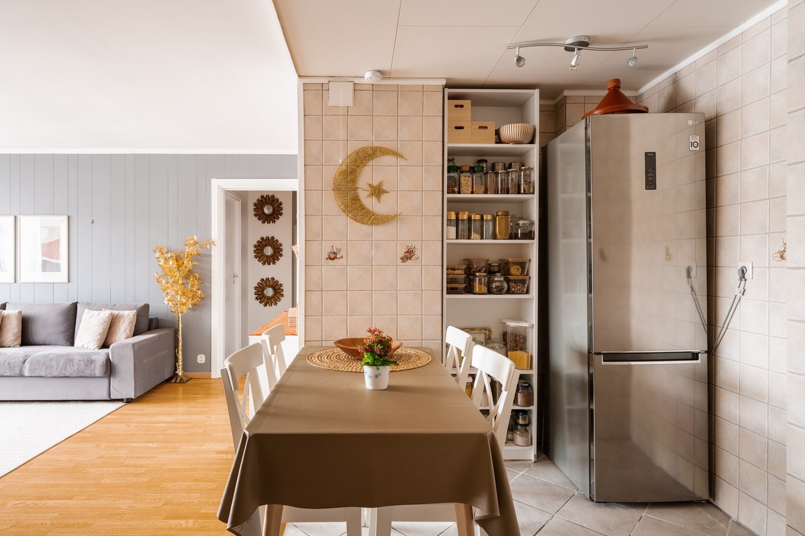 Rikelig med oppbevaringsplass i skuffer og skap på kjøkkenet. Galleribilde