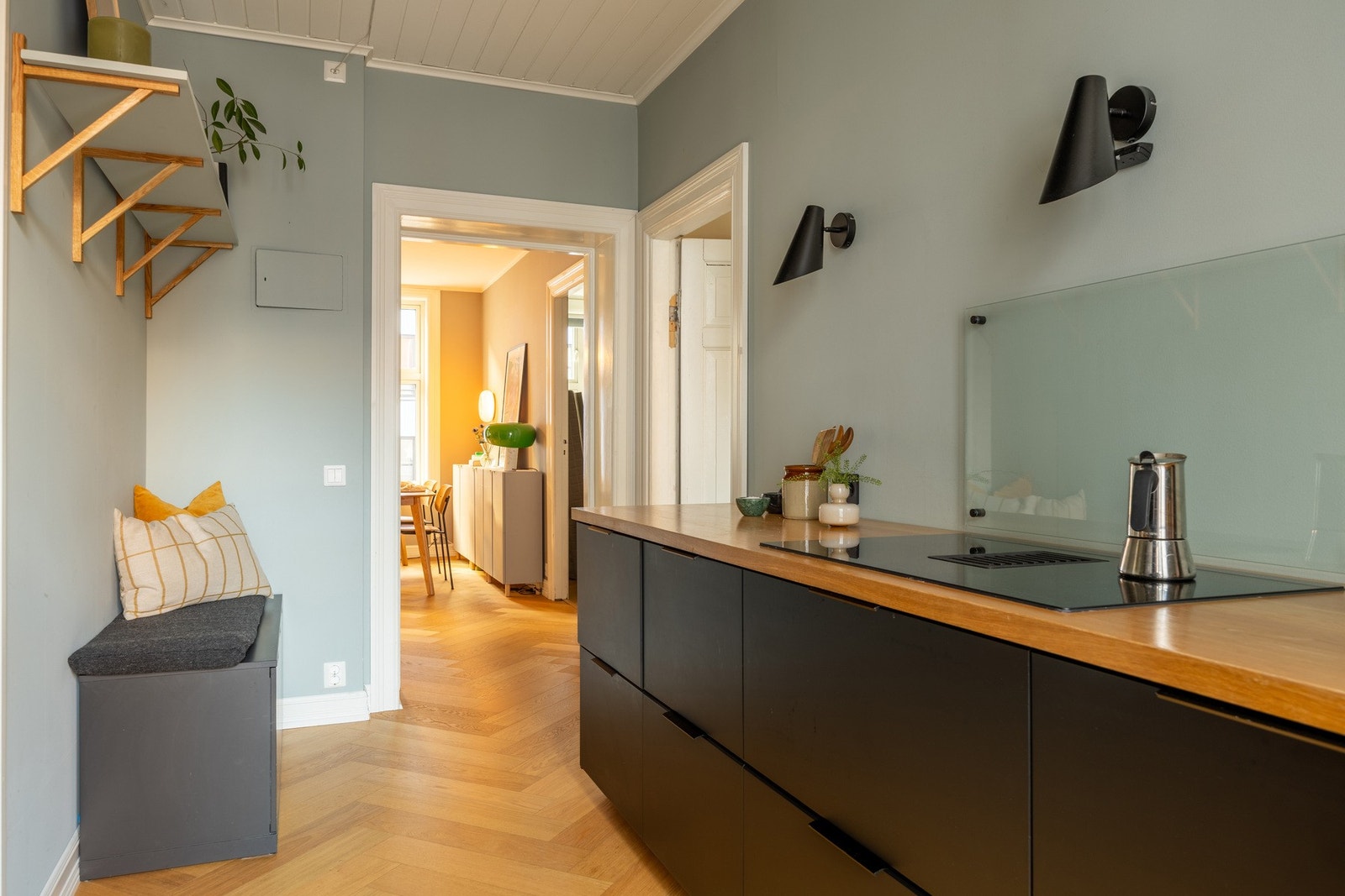 Lekkert kjøkken med en fin kombinasjon av skap- og benkeplass for både oppbevaring og matlaging. Galleribilde