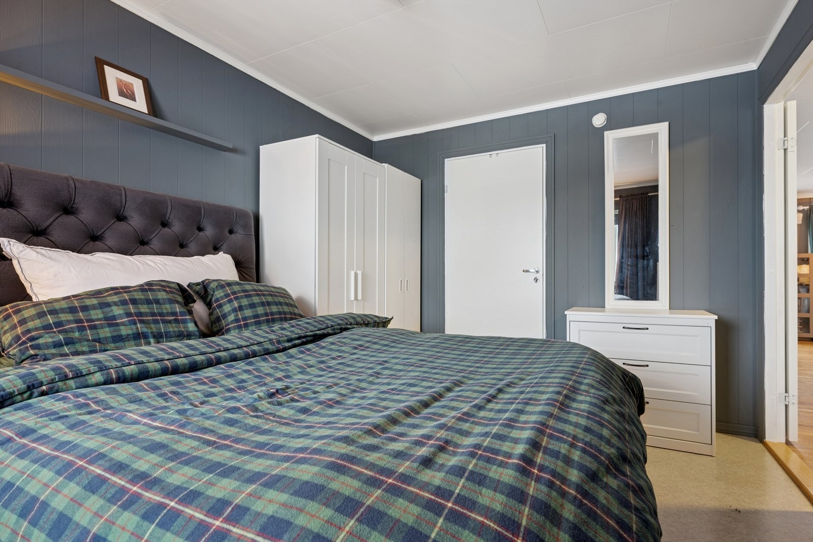 Adkomst til bod/teknisk rom/walk-in fra hovedsoverom. Galleribilde