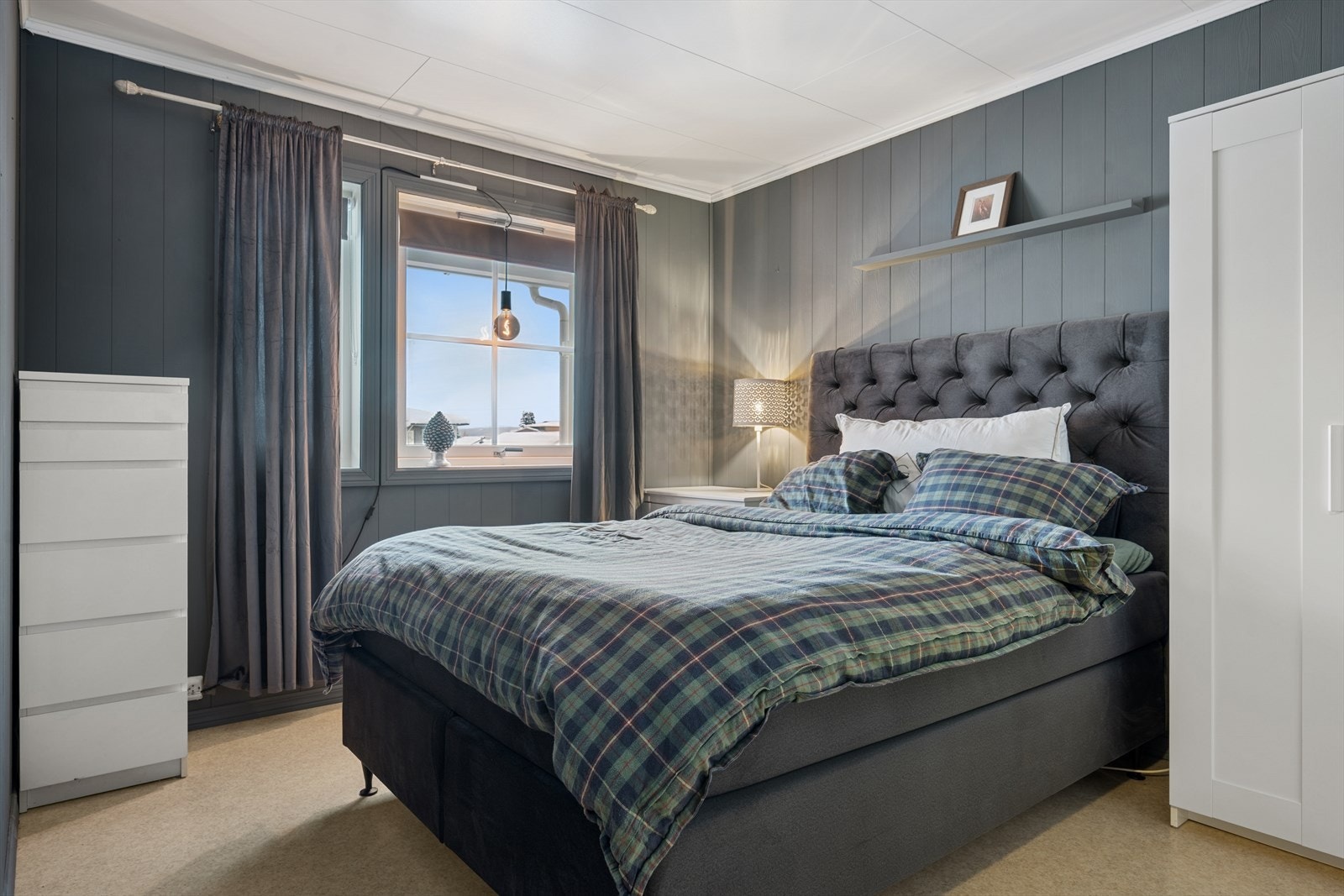 Det er to lyse og gode soverom i boligen. Hovedsoverommet har god plass til dobbeltseng og er innredet med garderobeskap. Galleribilde