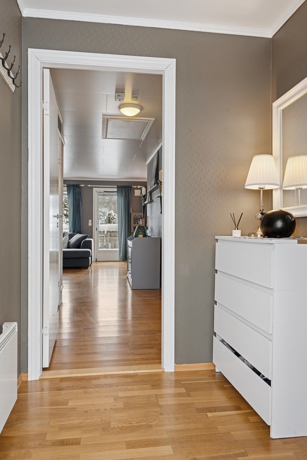 Lys og funksjonell entré med plass til oppbevaring. Galleribilde