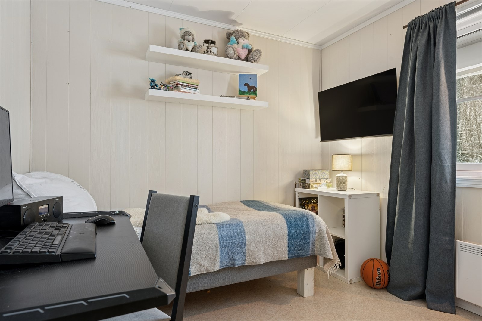 Lyst soverom som passer godt som barnerom, gjesterom eller kontor. Begge soverom har adkomst fra entreé, og ligger vendt mot øst. Galleribilde