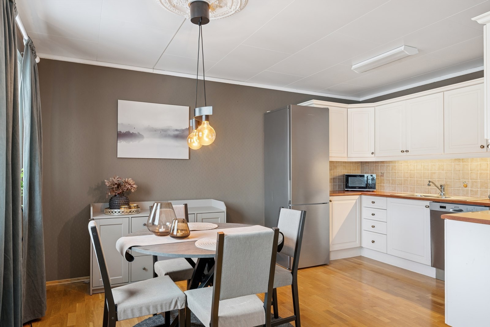 Boligen har et pent og romslig kjøkken med godt med skap- og benkeplass. Galleribilde