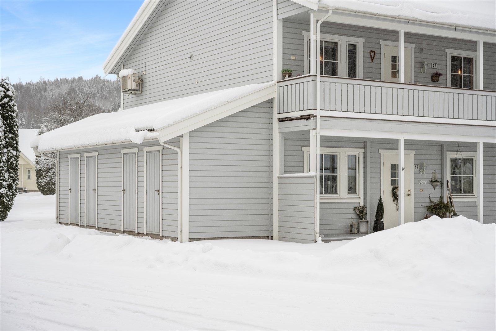 På gavlvegg mot sør ligger den utvendige boden som tilhører leiligheten. Galleribilde