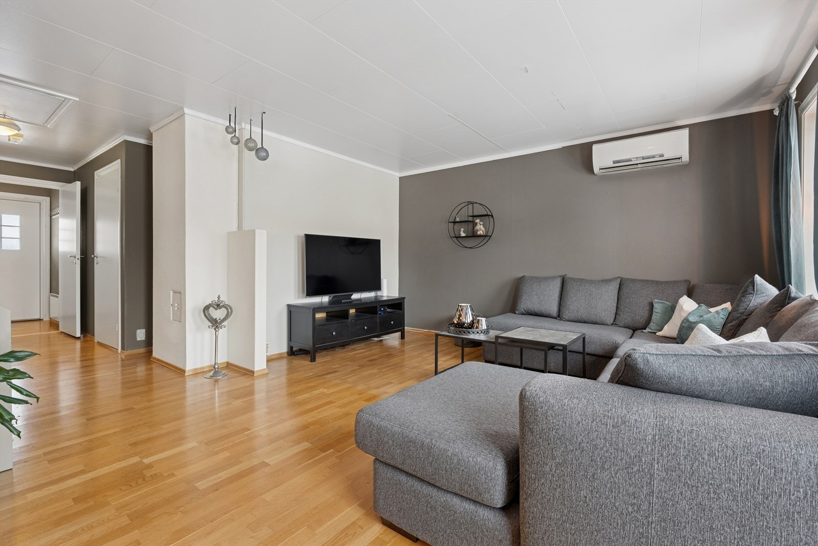 Stuen er utstyrt med en varmepumpe som bidrar til en jevn varme. Galleribilde