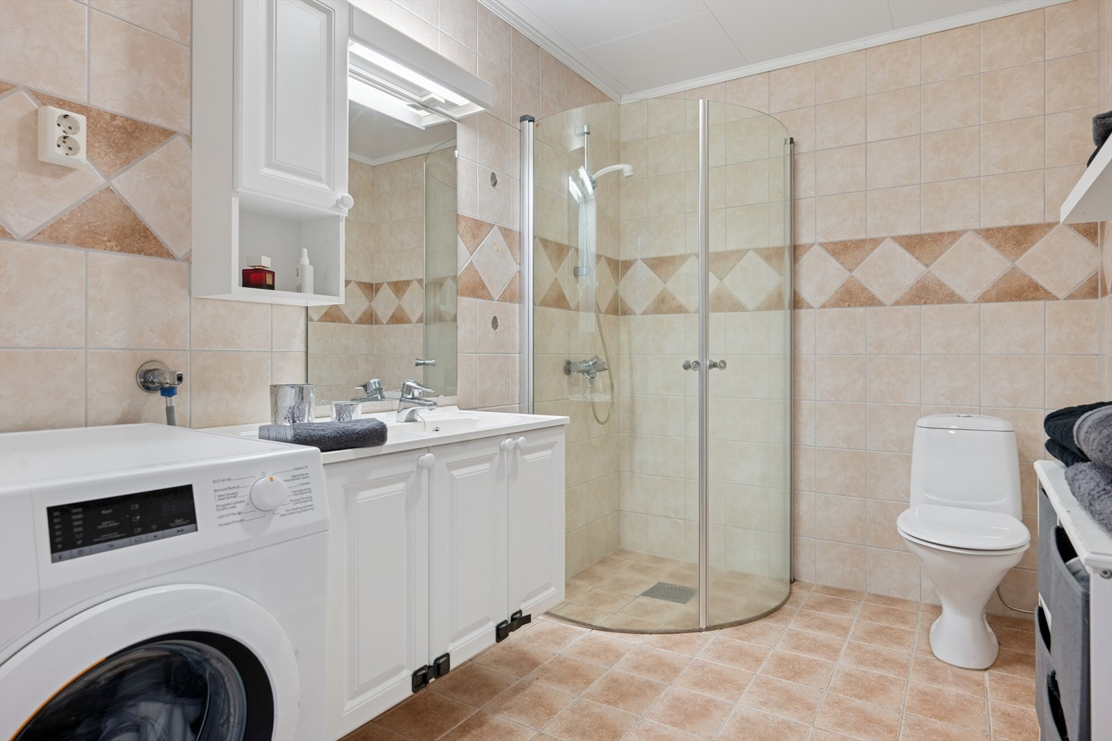 Dusjhjørne og frittstående toalett. Galleribilde