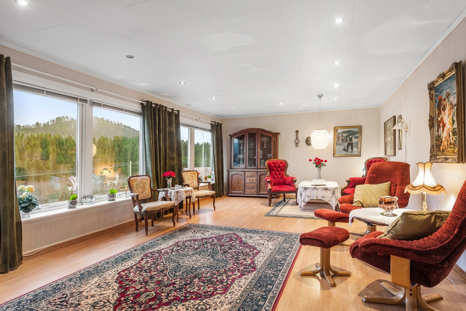 Store vindusflater som gir godt med lys. Galleribilde