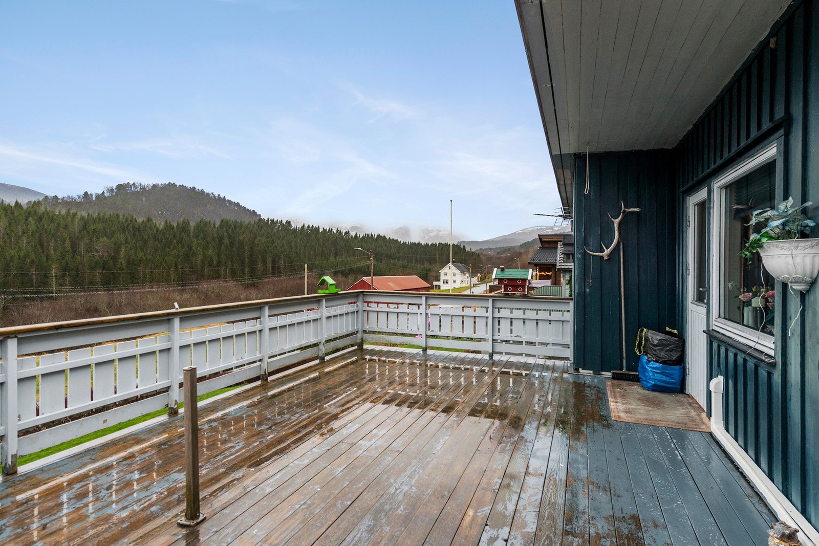 Romslig altan med gode muligheter. Galleribilde