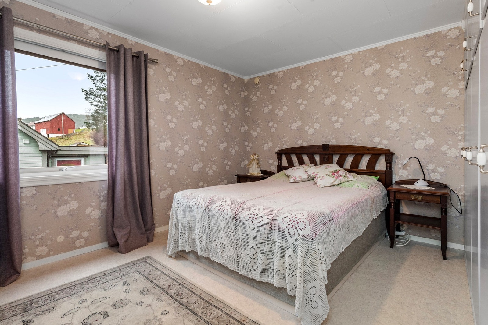 Stort hovedsoverom med garderobe. Galleribilde