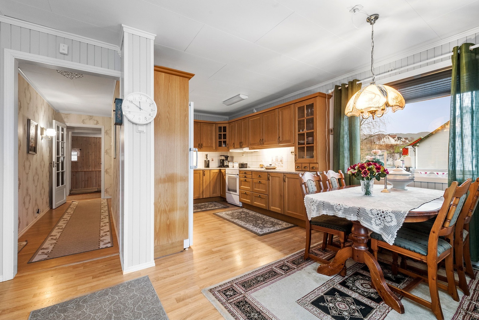 Kjøkkenet har godt med skap- og benkeplass, samt tilknytning til spisestue. Galleribilde