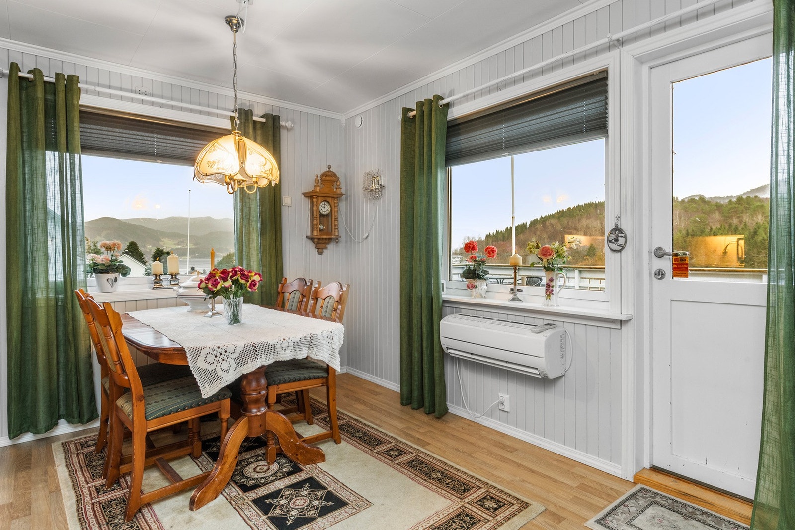 Spisestue med utsikt og adkomst til altan. Galleribilde