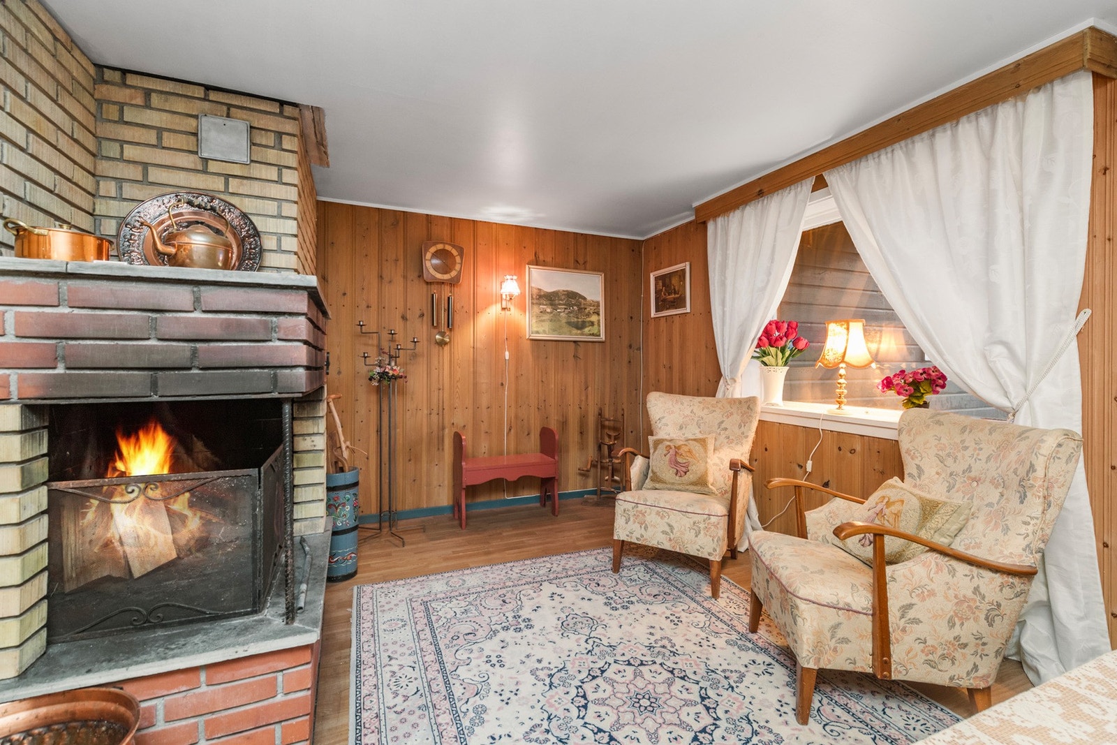 Koselig kjellerstue med vedfyring. Rommet er opprinnelig godkjent som arbeidsrom og ikke omsøkt som stue. Galleribilde