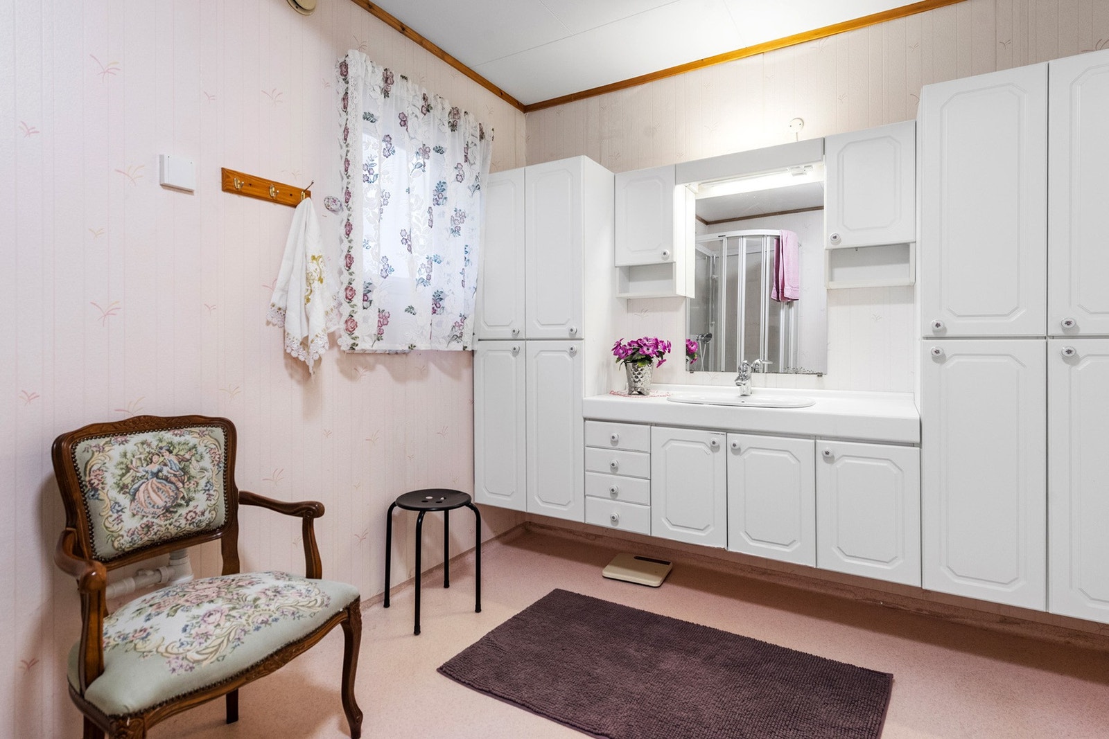 Bad i 1. etasje har gulvvarme og vinyltapet. Lyse overflater og godt med skapplass. Galleribilde