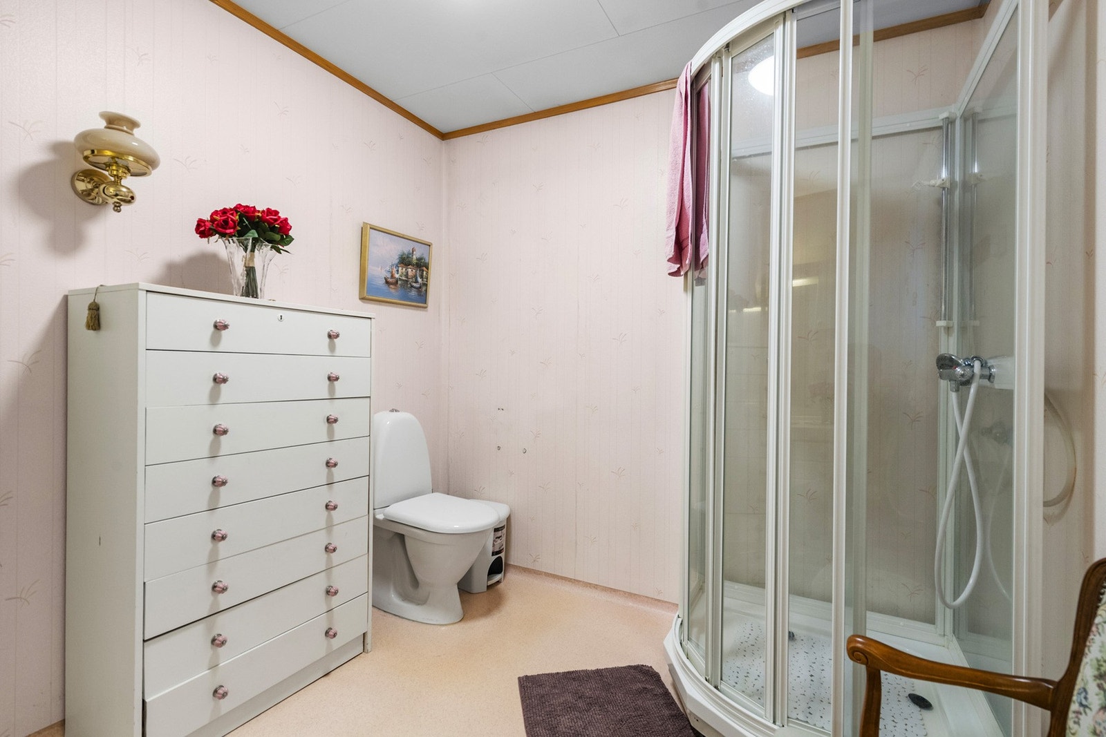 Badet har dusjkabinett og er et romslig bad. Galleribilde