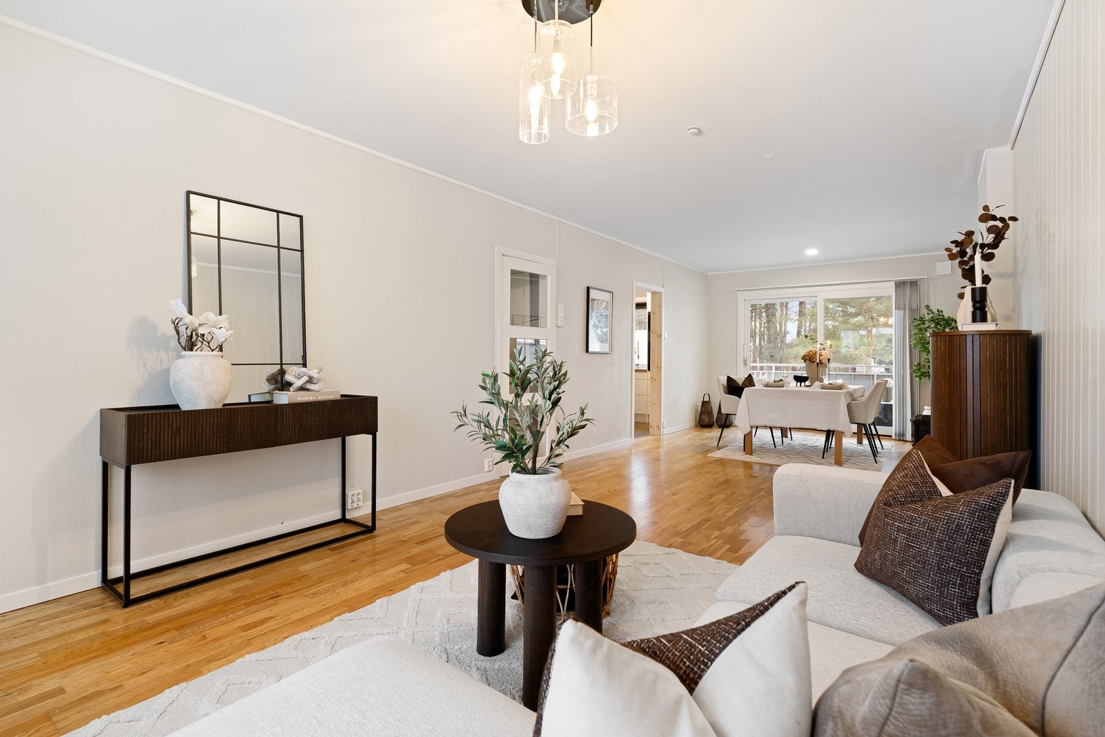 Lekker 3-roms leilighet i første etasje med to balkonger. Galleribilde