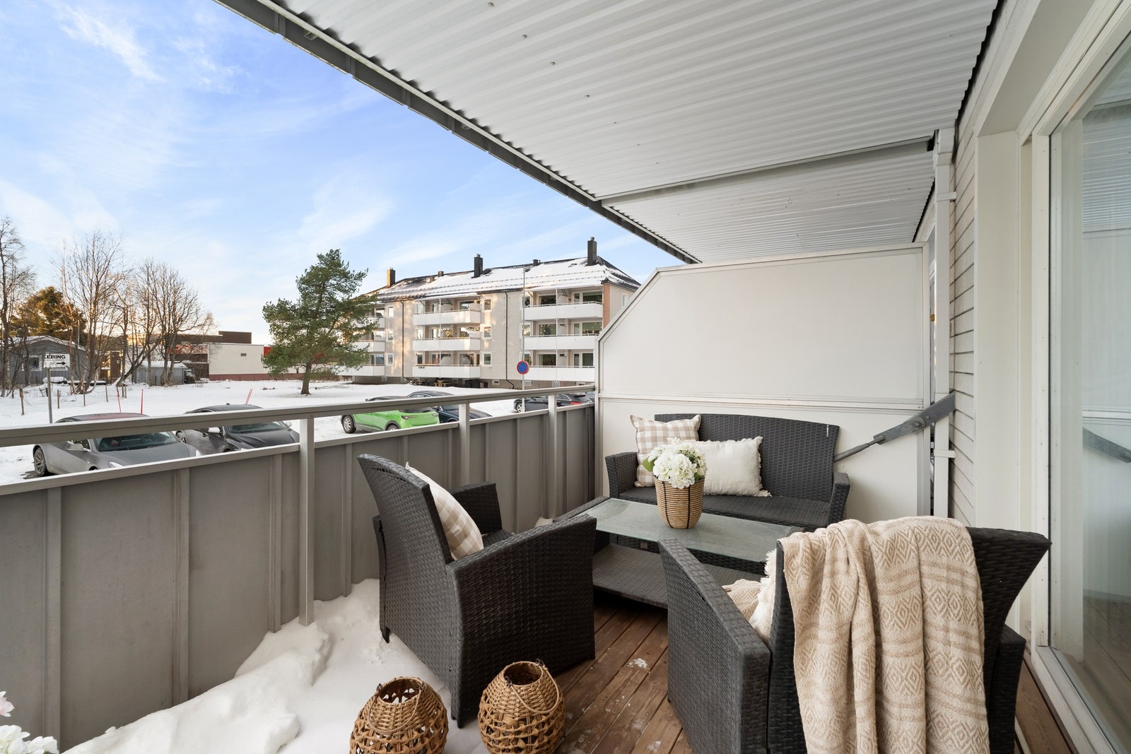 Balkongen er overbygd og kan fint benyttes året rundt. Galleribilde